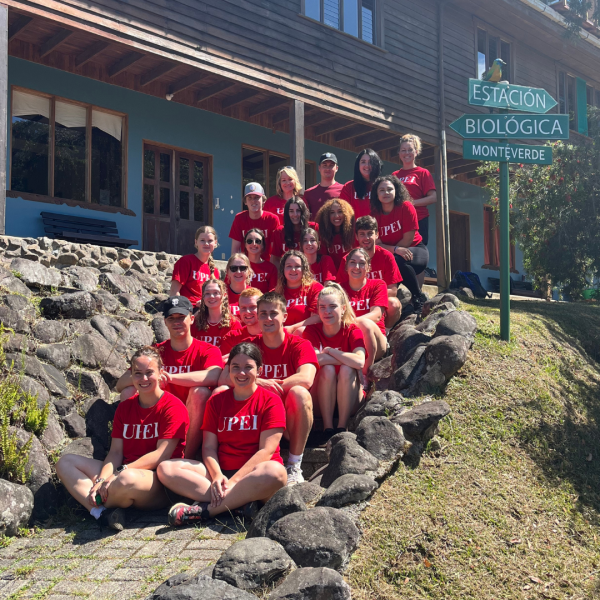 Dr. Melissa James, Sherilyn Acorn, and 20 ͯŮ business students in Monteverde Biological Station, a conservation facility in the tropical cloud forest in Monteverde, Costa Rica. 