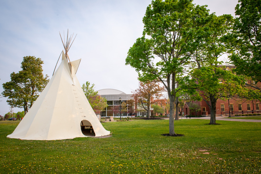 The ͯŮ campus is home to a tipi, an Indigenous structure that was erected between the Kelley Memorial Building and the W.A. Murphy Student Centre in the Spring of 2022. 