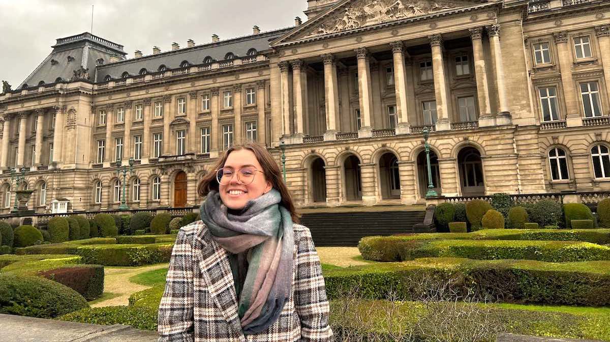 ͯŮ student Abby Gibson in front of the Royal Palace in Brussels, Belgium
