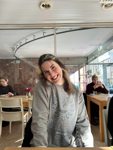 ͯŮ student Kathleen in Jyväskylä, Finland in a cafe