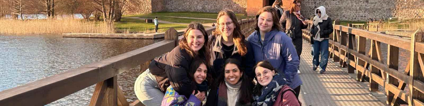 ͯŮ student Kathleen and five study abroad friends